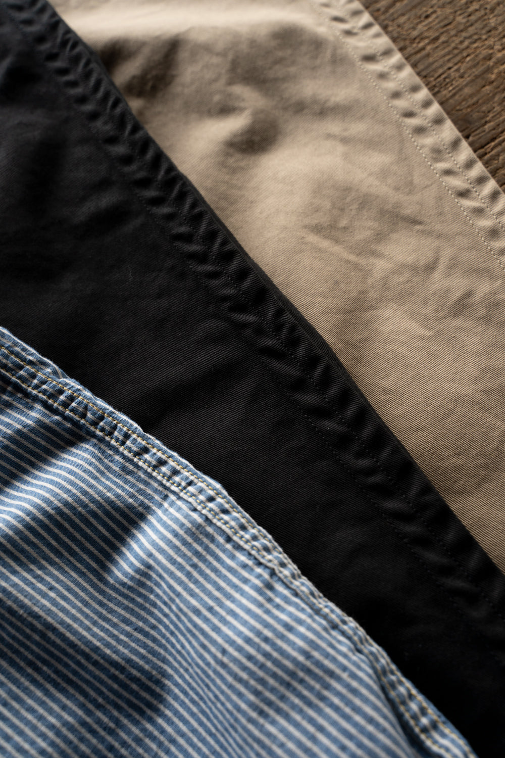 チノパンとシャンブレーシャツ