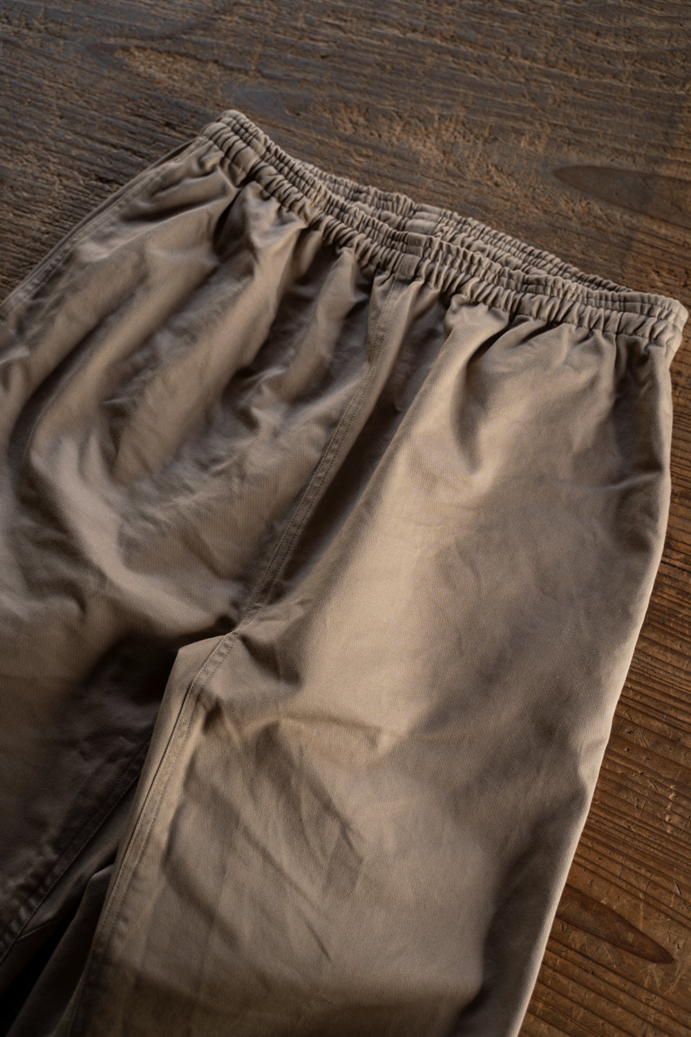 アクティブなチノパンツ