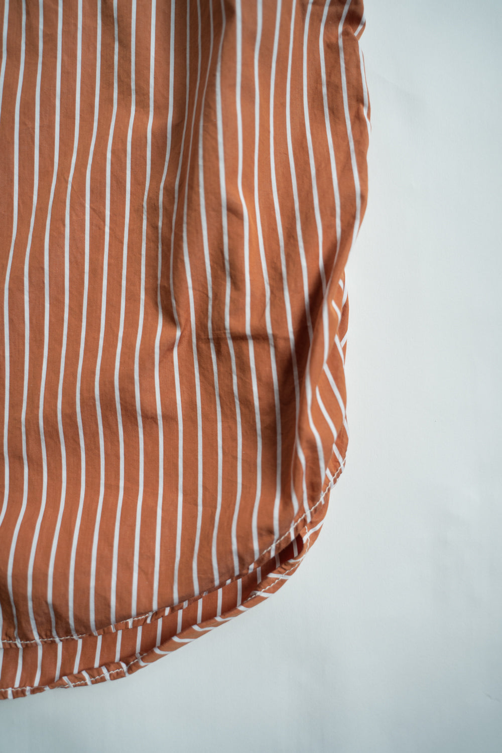 SH04B THOMAS MASON ボックスワイド3本針シャツ(BROWN STRIPE)