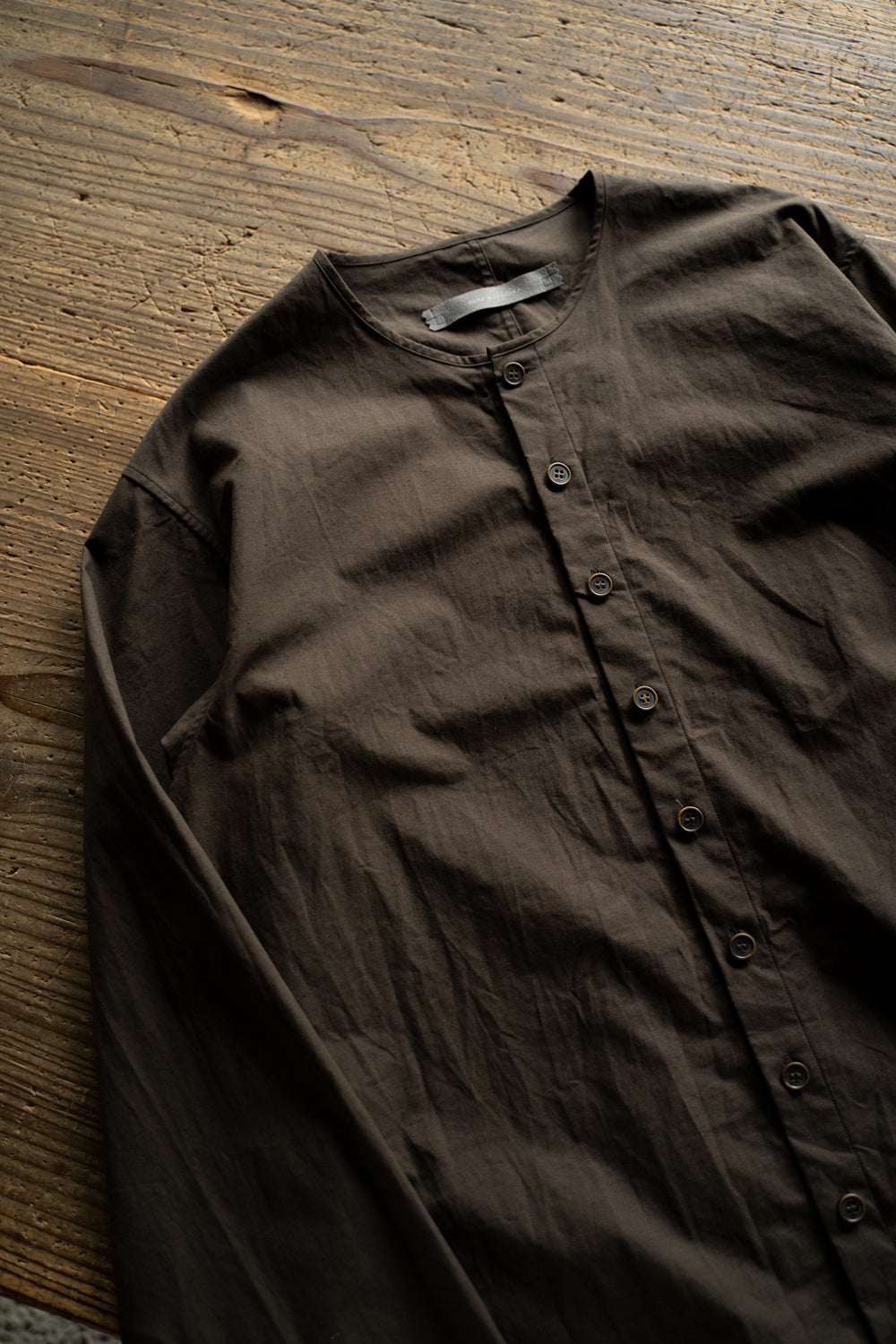 【ラスト1点】Hard Twist Yarn Horse Cloth Collarless Shirt/ハードツイストヤーンホースクロスカラーレスシャツ(DARK BROWN)