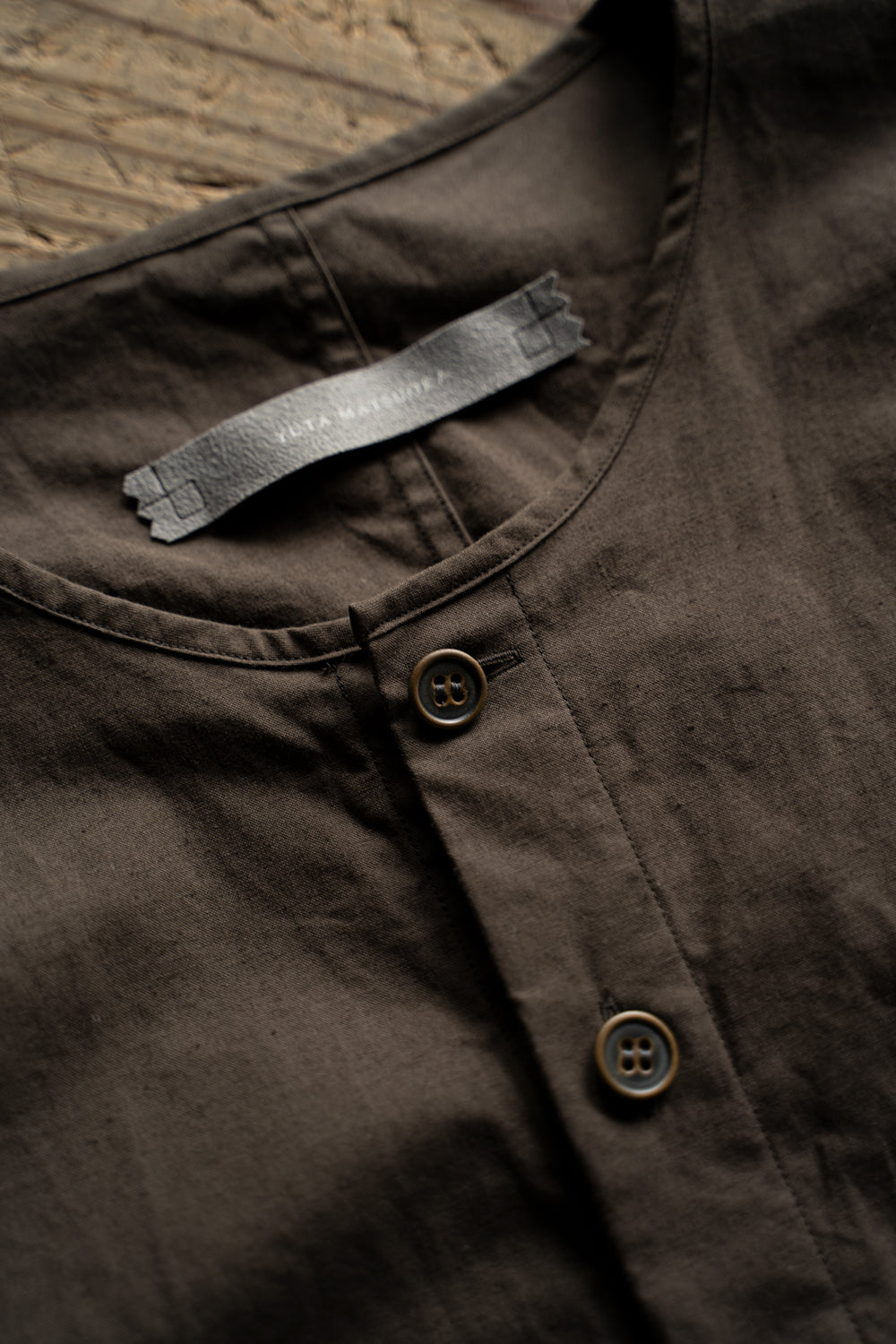 【ラスト1点】Hard Twist Yarn Horse Cloth Collarless Shirt/ハードツイストヤーンホースクロスカラーレスシャツ(DARK BROWN)