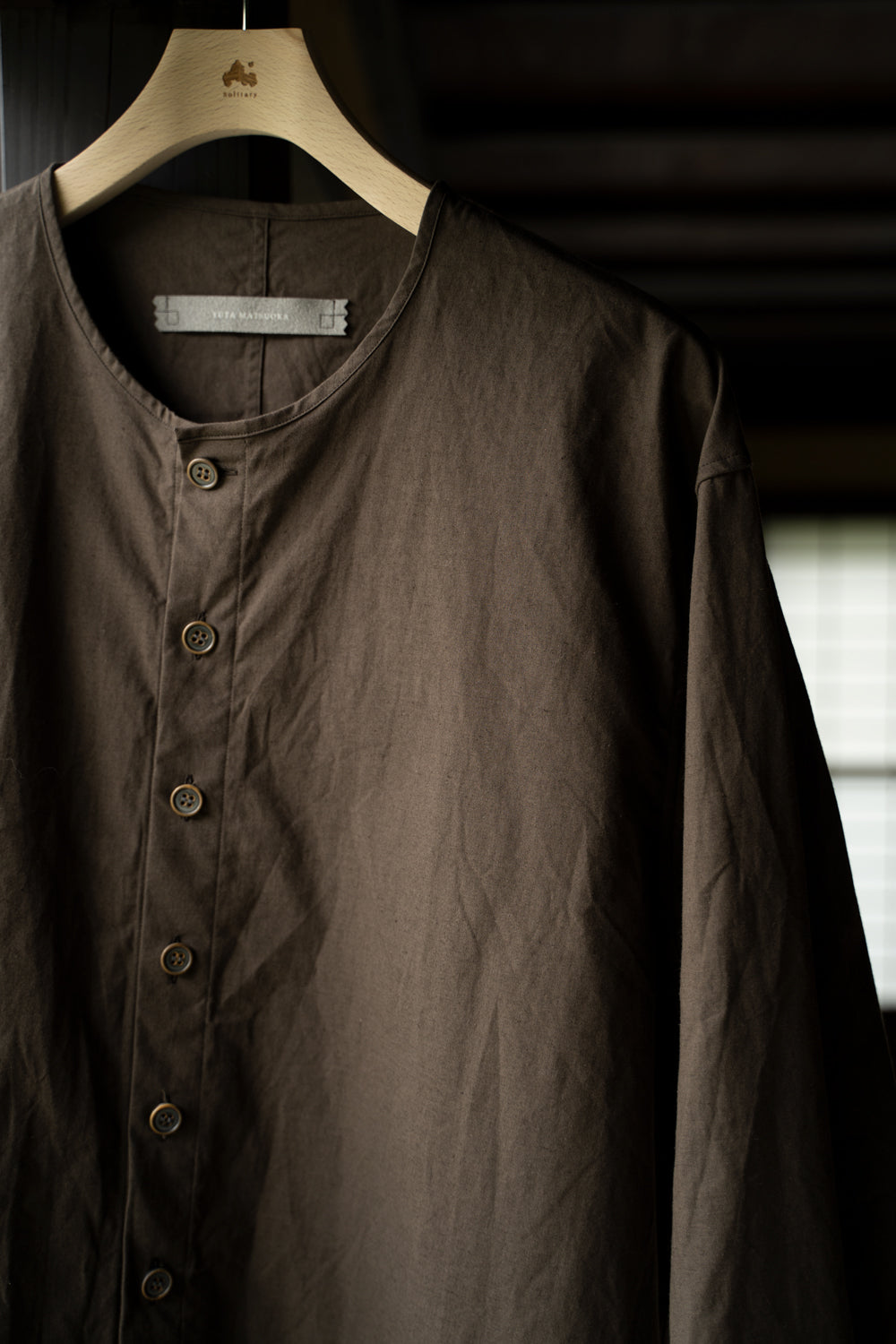 【ラスト1点】Hard Twist Yarn Horse Cloth Collarless Shirt/ハードツイストヤーンホースクロスカラーレスシャツ(DARK BROWN)