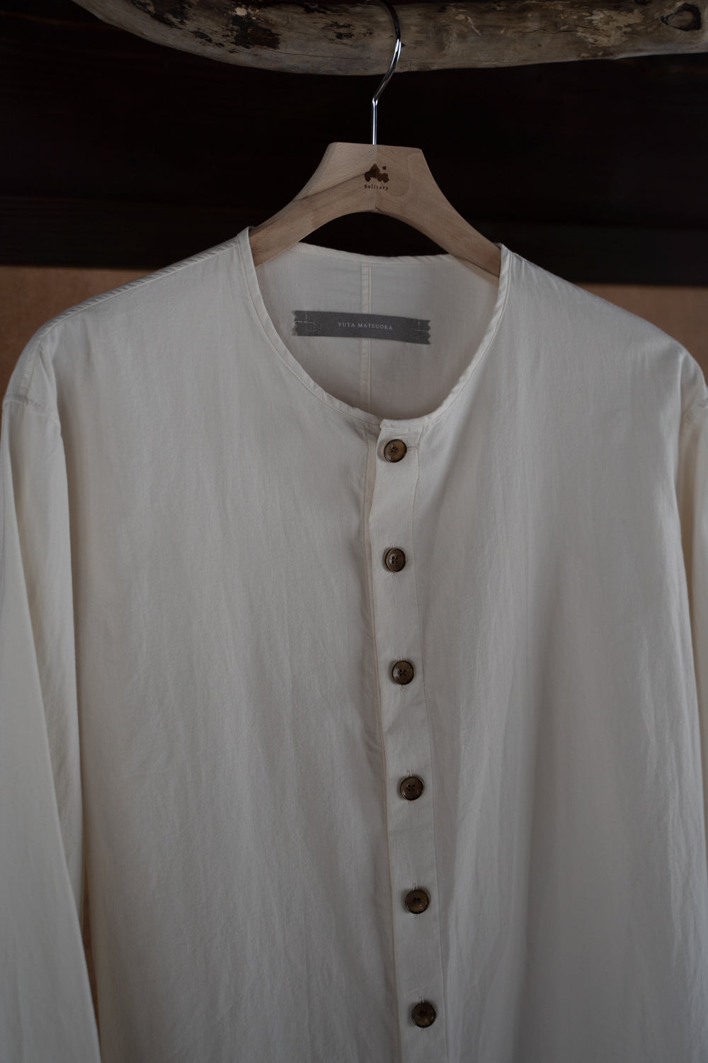 ブロードクロスコットンカラーレスシャツ（OFF WHITE）