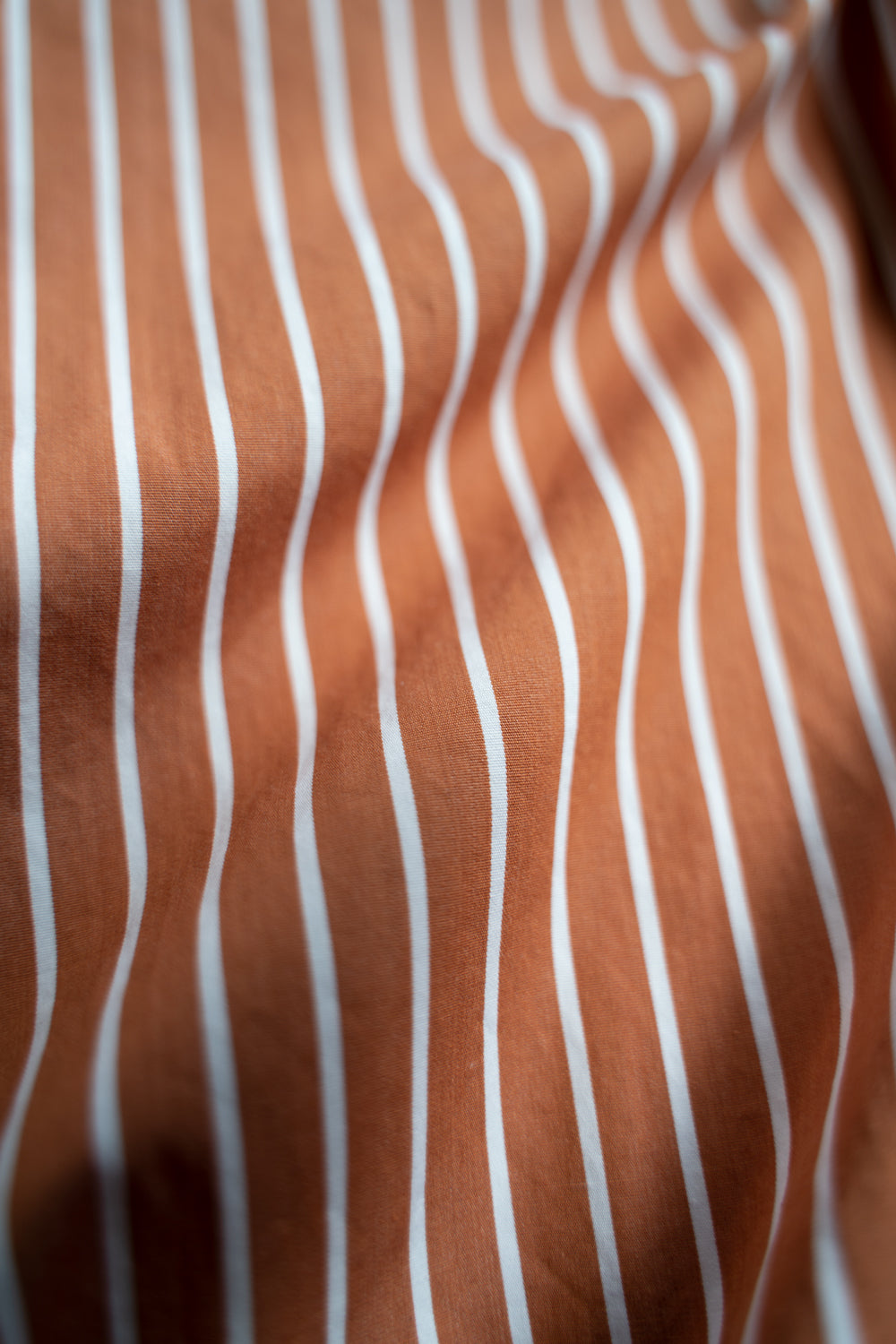 SH04B THOMAS MASON ボックスワイド3本針シャツ（BROWN STRIPE）