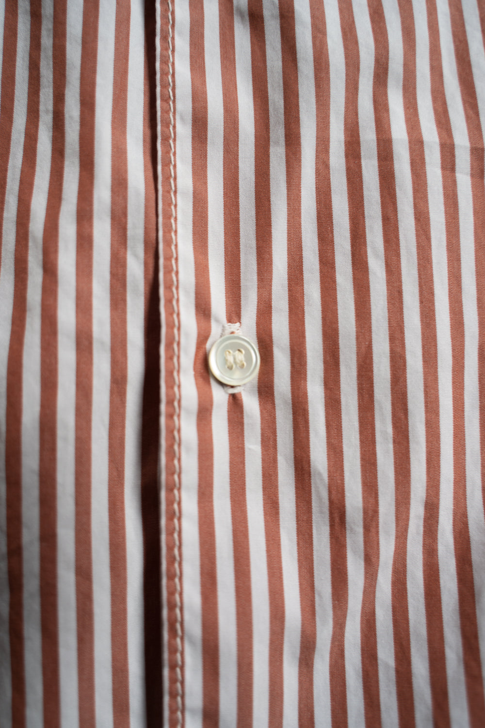 SH01B LEGGIUNO ボックスレギュラー２本針シャツ（BROWN STRIPE）