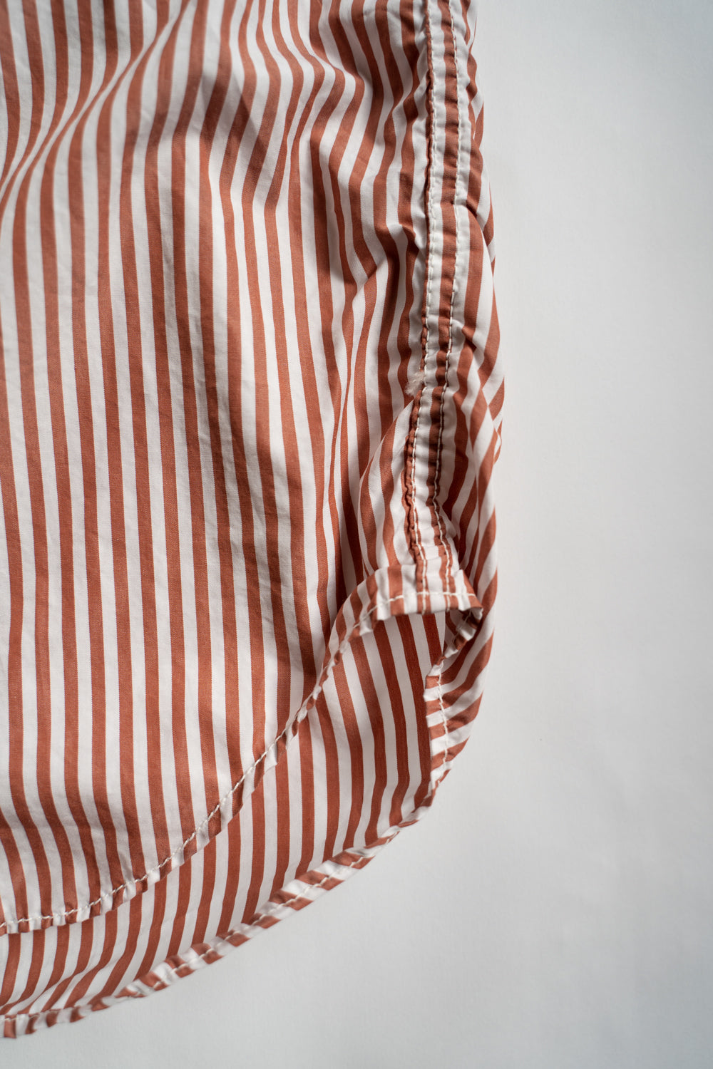 SH01B LEGGIUNO ボックスレギュラー２本針シャツ（BROWN STRIPE）