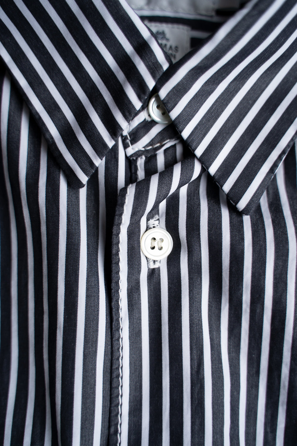 SH01B THOMAS MASON ボックスレギュラー2本針シャツ（BLACK STRIPE）