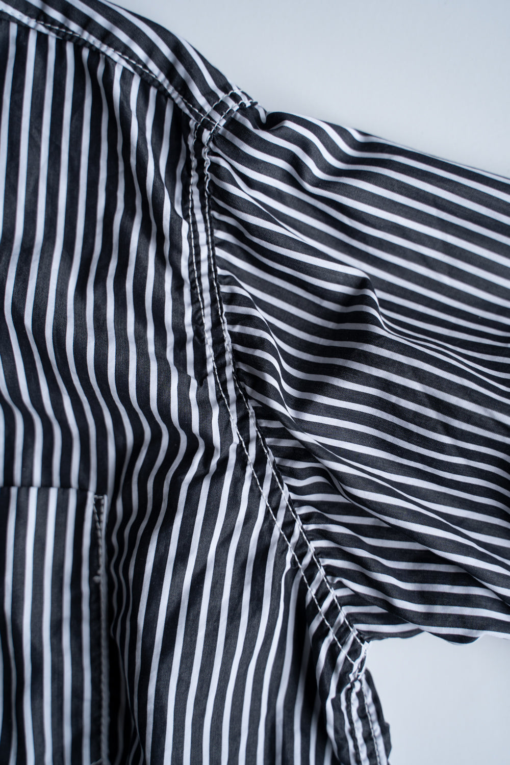 SH01B THOMAS MASON ボックスレギュラー2本針シャツ（BLACK STRIPE）