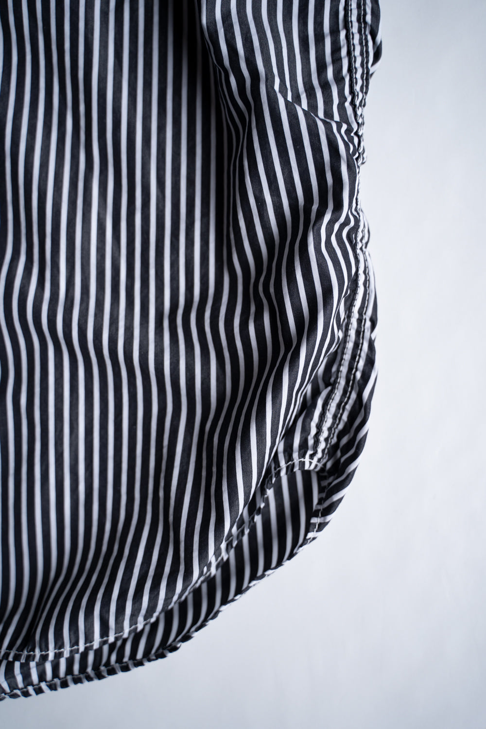 SH01B THOMAS MASON ボックスレギュラー2本針シャツ（BLACK STRIPE）
