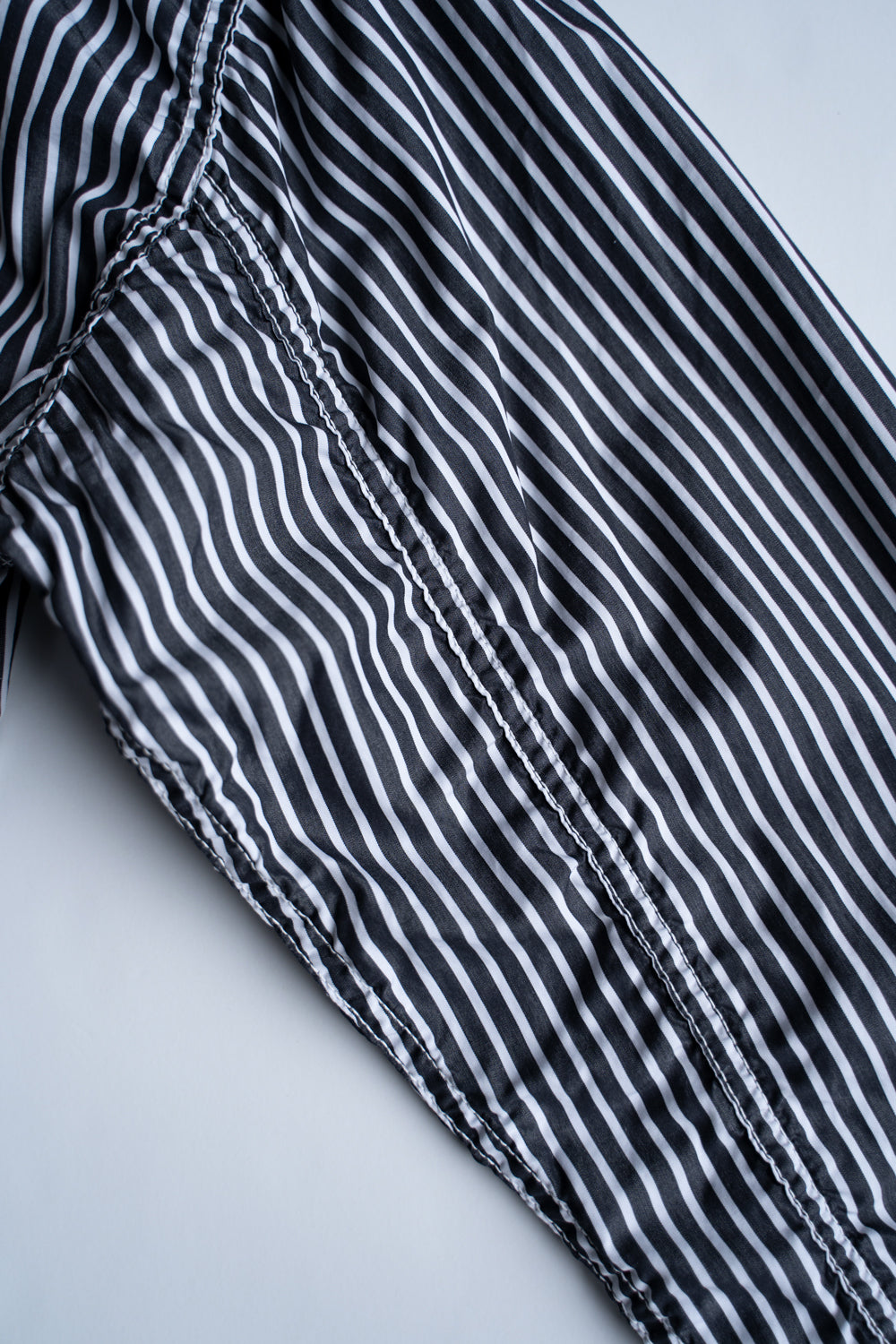 SH01B THOMAS MASON ボックスレギュラー2本針シャツ（BLACK STRIPE）