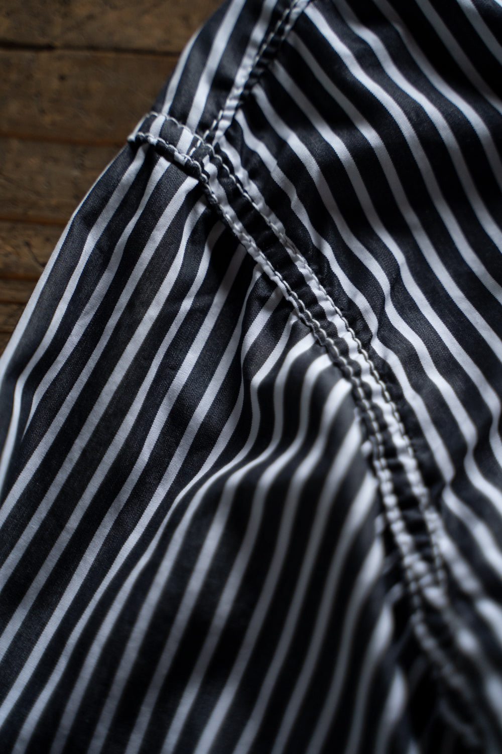 SH01B THOMAS MASON ボックスレギュラー2本針シャツ（BLACK STRIPE）