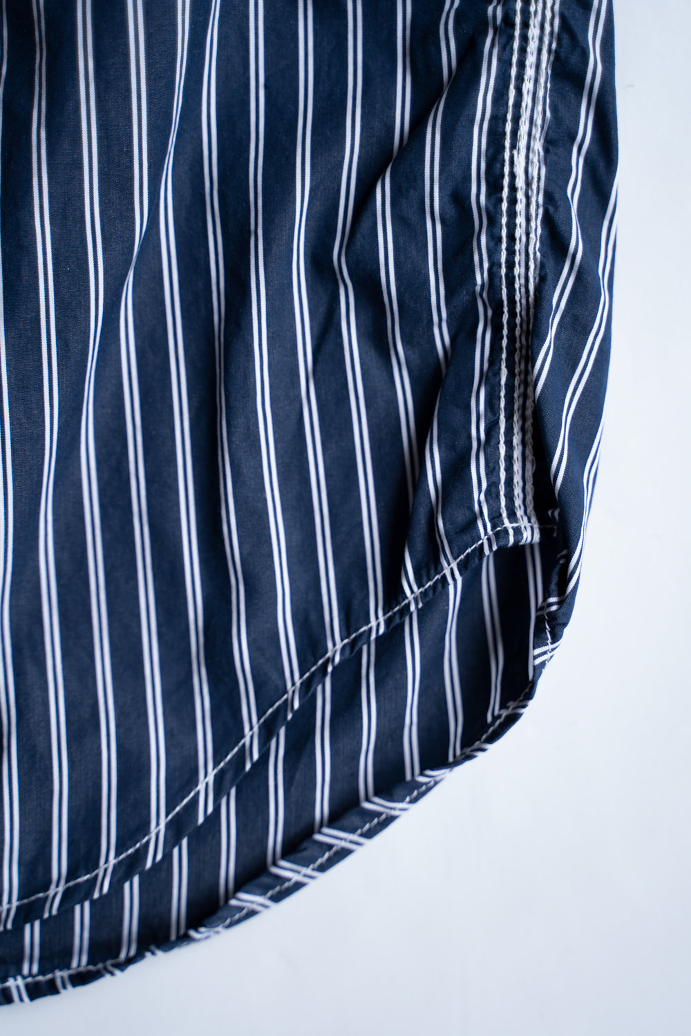SH04B THOMAS MASON ボックスワイド3本針シャツ（NAVY STRIPE）