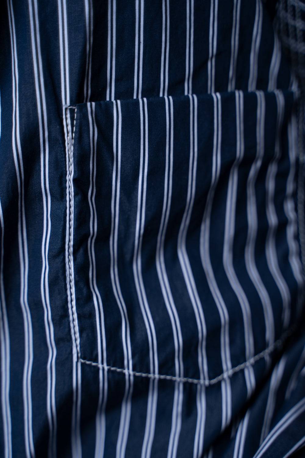 SH04B THOMAS MASON ボックスワイド3本針シャツ（NAVY STRIPE）