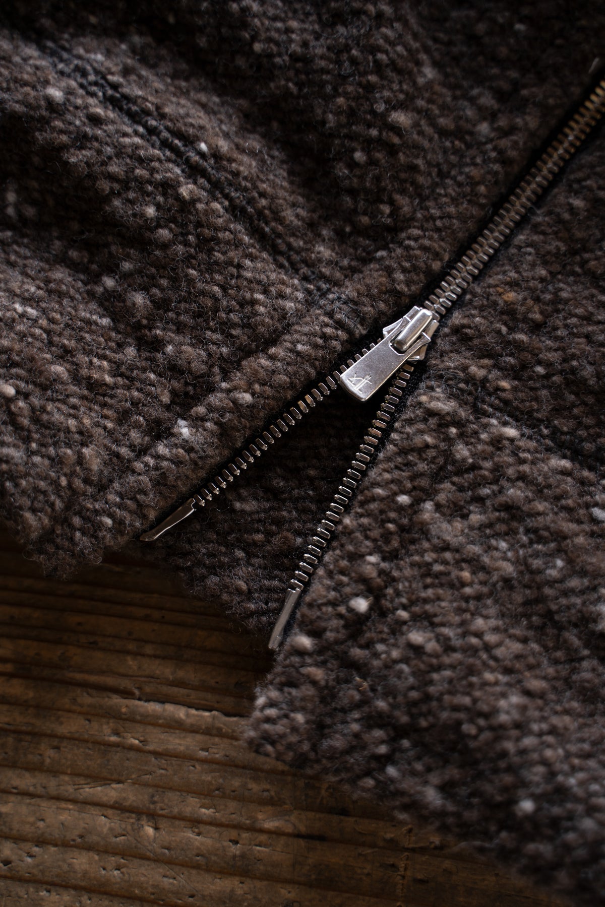 【ラスト1点】Anatomical Cut Zip Cardigan "DRIVE"（TAUPE）