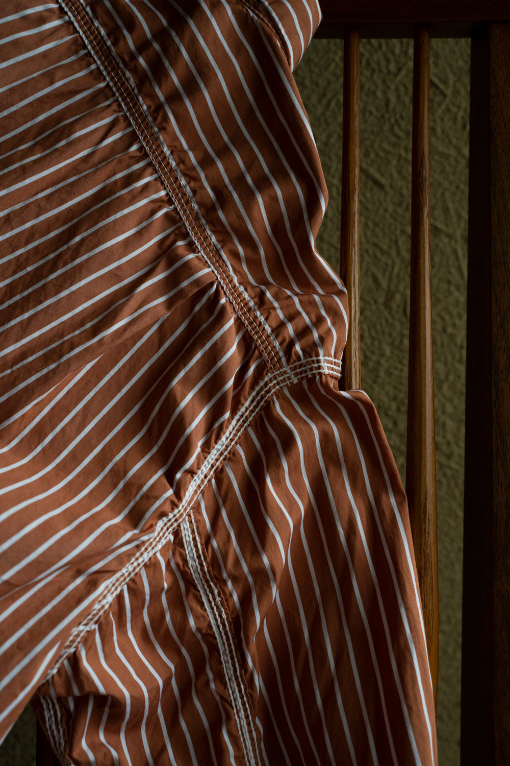 SH04B THOMAS MASON ボックスワイド3本針シャツ（BROWN STRIPE）