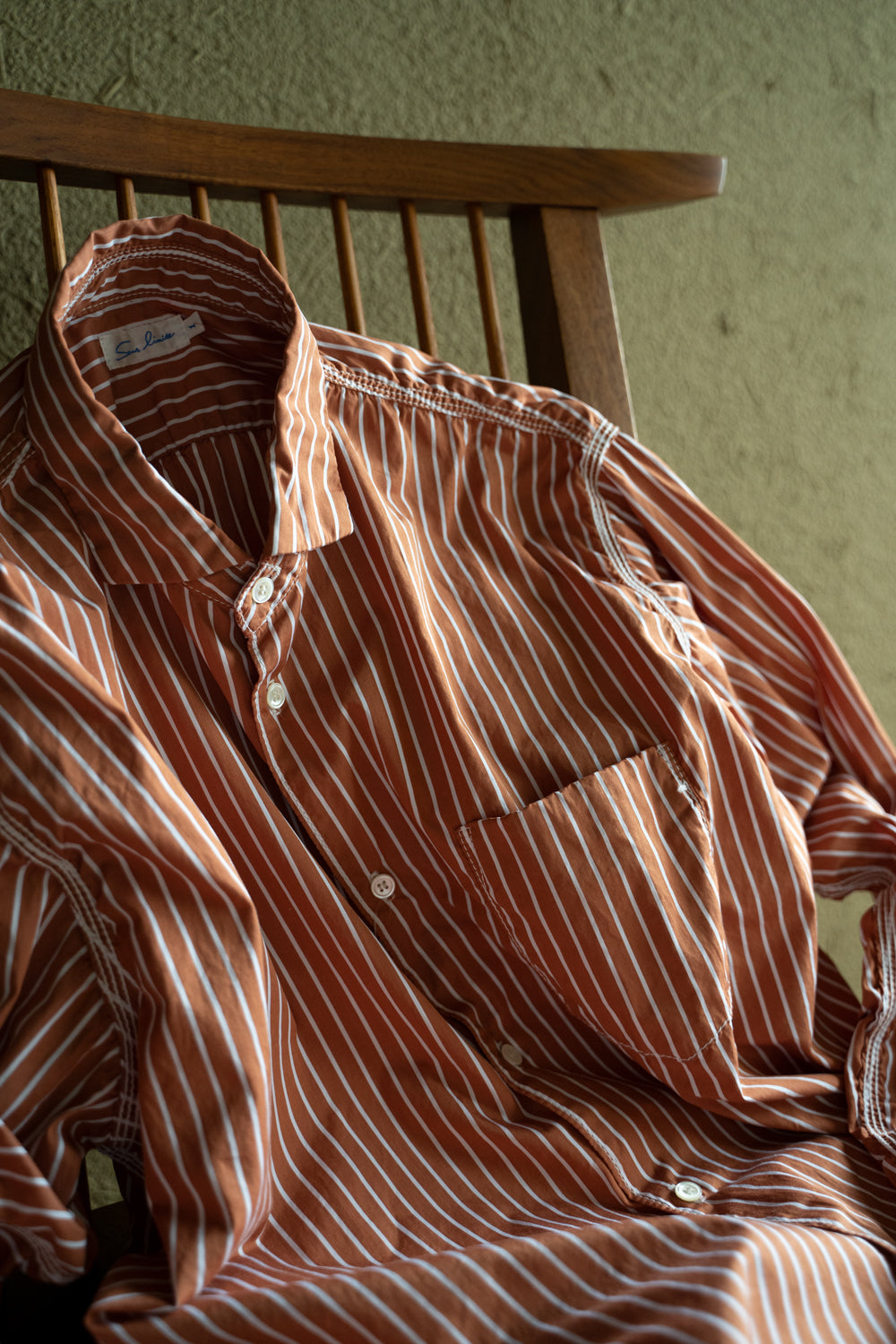 SH04B THOMAS MASON ボックスワイド3本針シャツ（BROWN STRIPE）