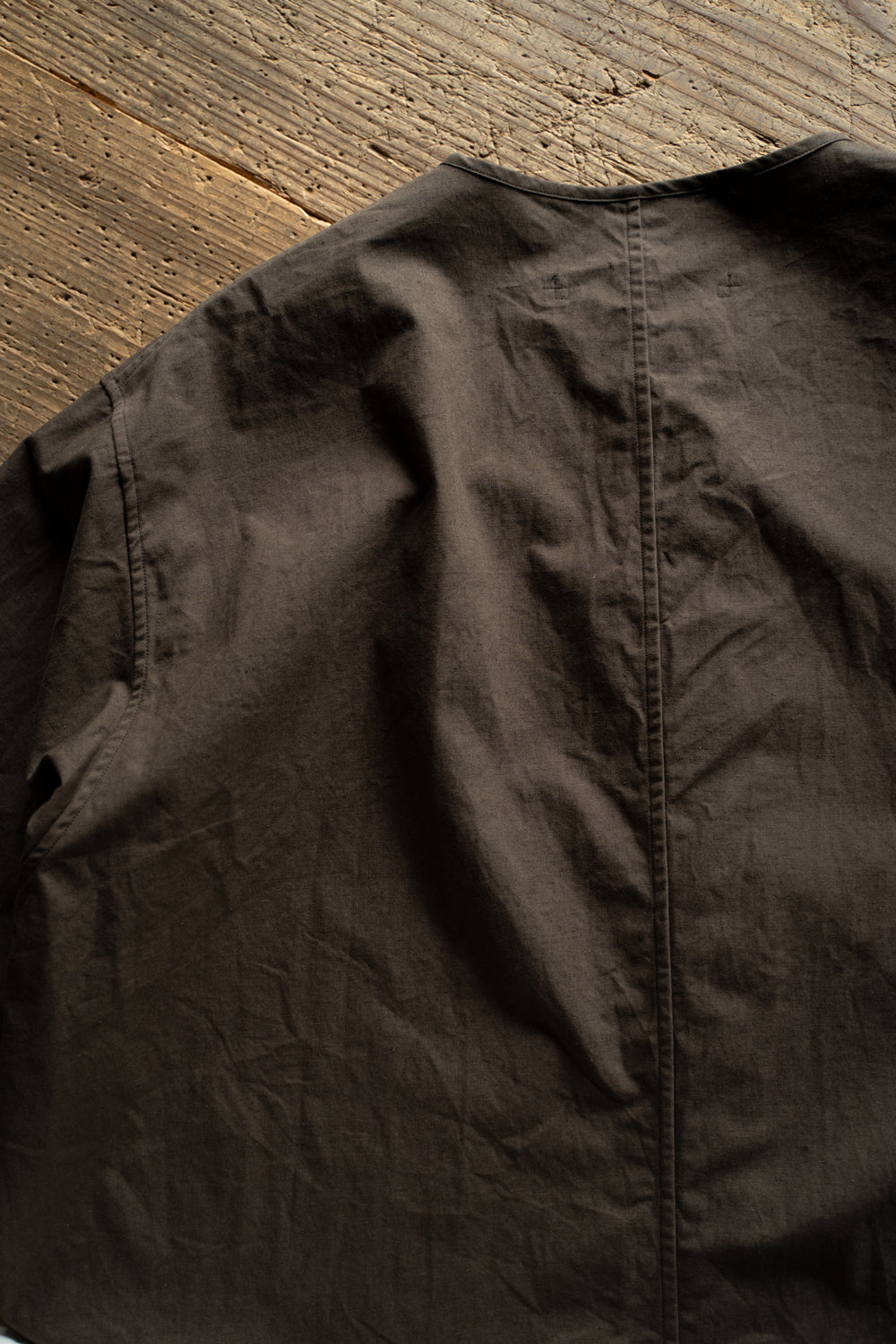【ラスト1点】Hard Twist Yarn Horse Cloth Collarless Shirt/ハードツイストヤーンホースクロスカラーレスシャツ（DARK BROWN）